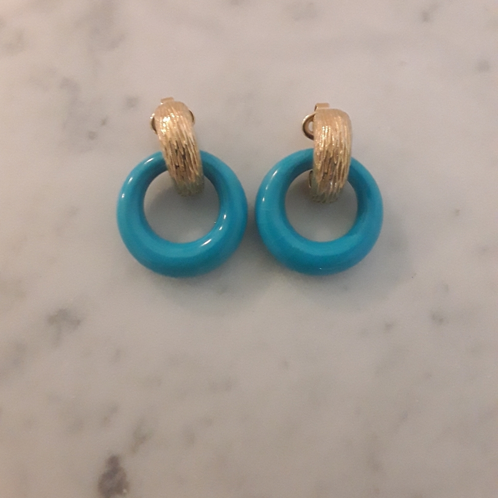 Avon Turqoise Color And Goldtone Clip On Hoop Earrings